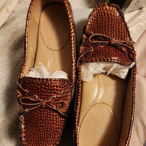 NWT women's bronze croco flats